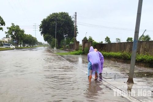Khơi thông dòng chảy tại phường Hạc Thành và Nguyệt Viên, tránh ngập úng cục bộ