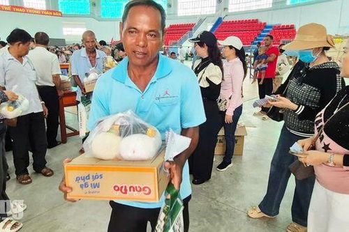 Trao 300 phần quà cho người dân xã Tri Tôn