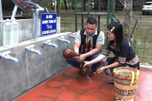 Bàn giao công trình nước sạch ở làng Bi, xã Ia O