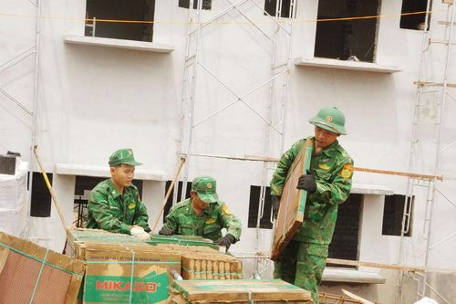 Bộ đội chung sức xây trường nơi biên giới