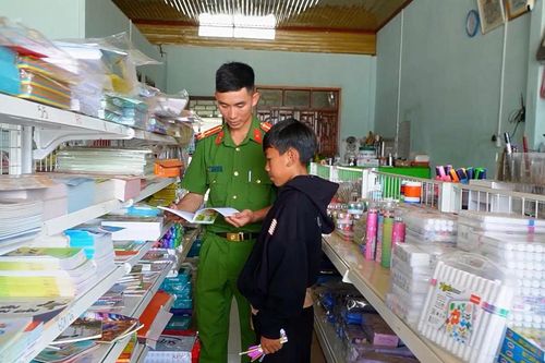 Chắp cánh ước mơ cho trẻ mồ côi nơi biên giới