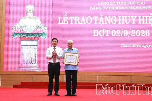 Đảng bộ phường Thanh Miếu: 383 đảng viên được nhận Huy hiệu Đảng đợt 2/9