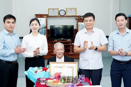 Đồng chí Giám đốc Sở Xây dựng trao Huy hiệu Đảng tại xã Muổi Nọi
