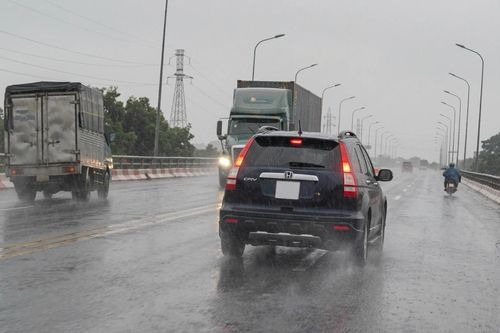 Né cú tạt đầu của xe con, xe tải suýt đâm thẳng vào container
