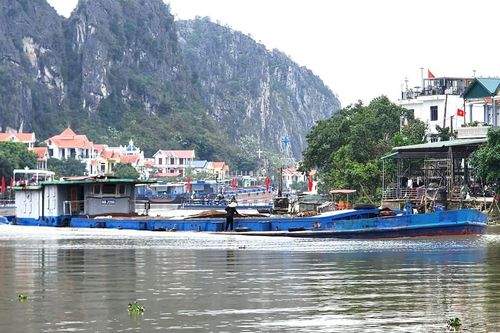 Mưa lũ phức tạp, Ninh Bình hạn chế tàu thuyền qua cầu Đế trên sông Bôi