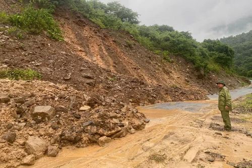 Nghệ An: Mưa lớn gây sạt lở, nhiều tuyến đường miền núi bị chia cắt