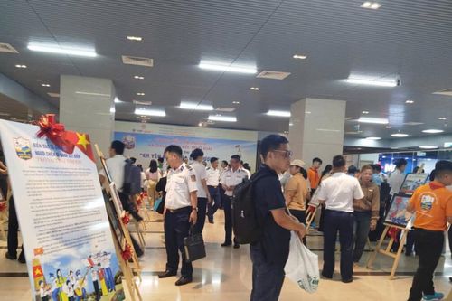 Triển lãm 'Biển, đảo Tổ quốc và người chiến sĩ Cảnh sát biển trong trái tim em'