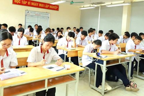 Bàn ghế học sinh 'hai mươi năm vẫn ngồi tốt'?