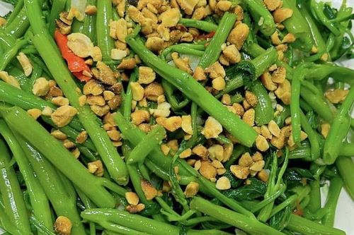 Xào rau muống muốn xanh giòn, không bị thâm: Nhớ thêm ngay 1 thứ nước này vào
