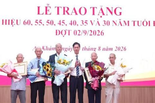 Xã An Khánh trao tặng Huy hiệu Đảng đợt 2-9-2026