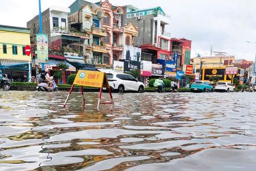 Mưa ngớt nhưng nhiều nơi ở Hải Phòng vẫn ngập cục bộ
