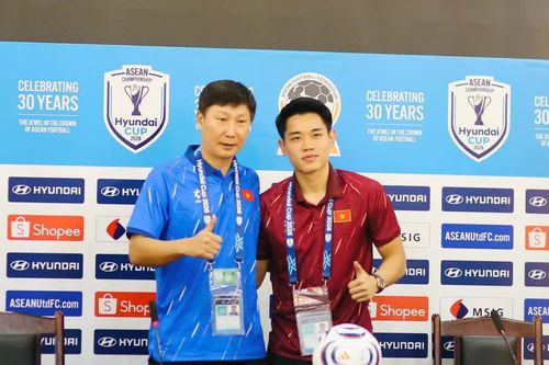 Thầy Kim mong Đình Bắc ghi bàn, hứa cùng trò nhảy ăn mừng nếu vô địch