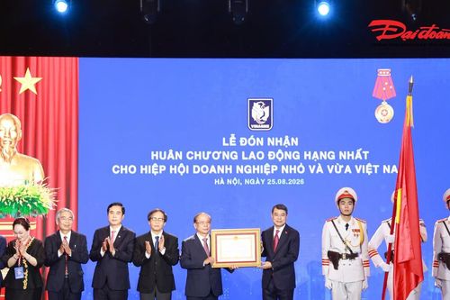 Kỷ niệm 20 năm thành lập, Hiệp hội Doanh nghiệp nhỏ và vừa đón nhận Huân chương Lao động hạng Nhất