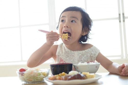 Cách giúp trẻ hết biếng ăn, tự giác vào bữa mà không cần ép