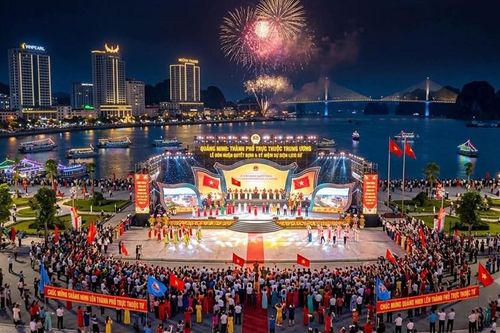 Quảng Ninh: Hơn 70 tàu trình diễn ánh sáng trên vịnh Hạ Long