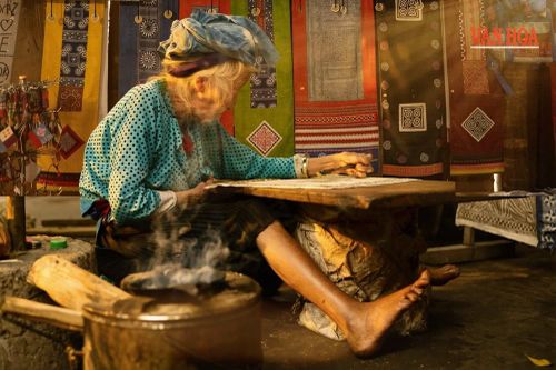 Pho sử sống giữ 'hồn cốt' nghề vẽ sáp ong của người Mông nơi địa đầu Tổ quốc