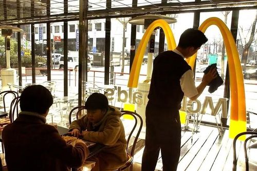 Chuỗi đồ ăn nhanh Trung Quốc đua nhau bán burger