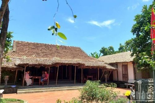 Đông đảo người dân và du khách đến thăm Nhà lưu niệm Đại tướng Võ Nguyên Giáp