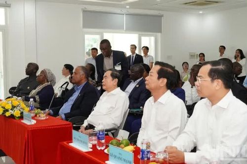 Chủ tịch Quốc hội Trần Thanh Mẫn và Chủ tịch Quốc hội Bờ Biển Ngà thăm Công ty cổ phần Nông nghiệp Công nghệ cao Trung An