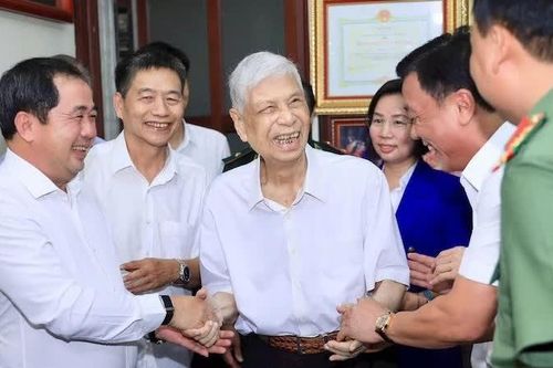 Bí thư Thành ủy Hà Nội thăm, tặng quà chiến sĩ Việt Minh thành Hoàng Diệu