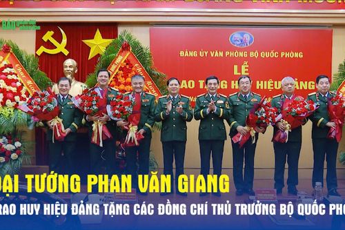 Đại tướng Phan Văn Giang trao Huy hiệu Đảng tặng các đồng chí thủ trưởng Bộ Quốc phòng