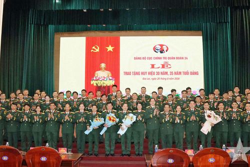 Đảng bộ Cục Chính trị Quân đoàn 34 tổ chức lễ trao tặng Huy hiệu Đảng