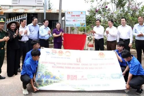 Hơn 2,5 tỷ đồng lắp đèn năng lượng mặt trời thắp sáng đường tuần tra biên giới