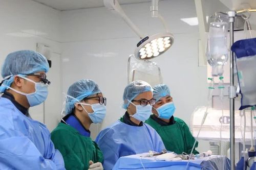 Cụ ông 71 tuổi chỉ đi 20 mét đã đau chân, suýt mất cơ hội cứu chi