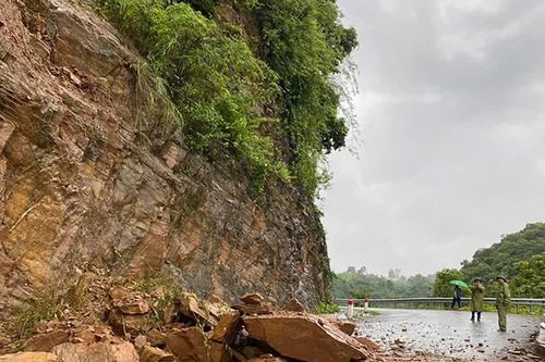 Mưa lớn gây sạt lở nhiều tuyến đường huyết mạch ở miền núi Nghệ An