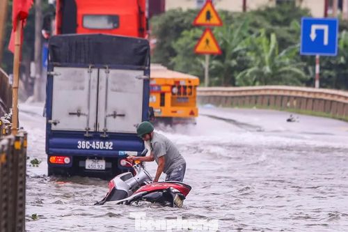 Quốc lộ 1A đoạn qua Thanh Hóa bị ngập, nhiều xe chết máy khi cố vượt