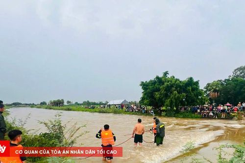 Người đàn ông bị lũ cuốn