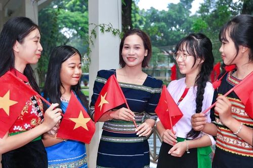 'Đi học có lương': Điểm tựa nâng chất lượng giáo dục các dân tộc rất ít người