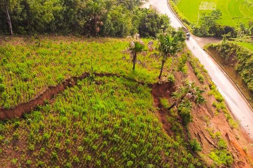 Vết nứt lớn trên sườn đồi, hàng nghìn m³ đất đá đe dọa Quốc lộ 3B