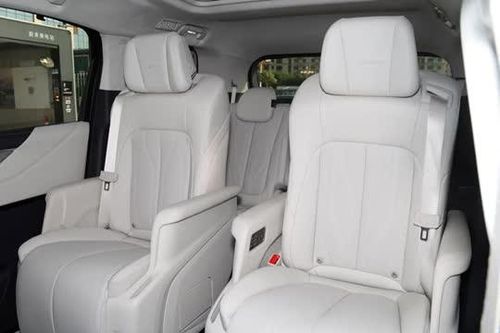 Xe MPV dài hơn 5,2 mét, nội thất sang chảnh, giá gần 1 tỷ đồng