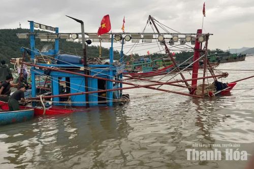 Ảnh hưởng bão số 4, một tàu cá ở phường Nghi Sơn bị chìm