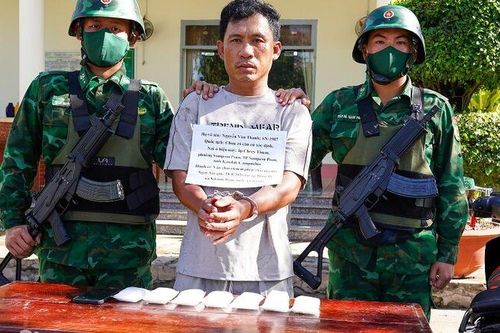 Bắt người vận chuyển gần 700g tinh thể nghi là ma túy qua biên giới