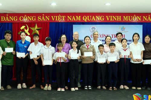 Trao 50 suất học bổng 'Vì ngày mai tươi sáng' cho học sinh có hoàn cảnh khó khăn