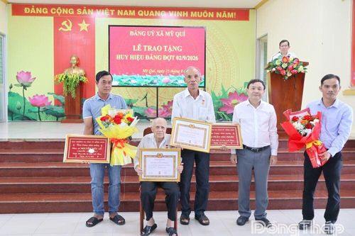 Phó Bí thư Thường trực Tỉnh ủy Phan Văn Thắng trao Huy hiệu Đảng tại xã Mỹ Quí
