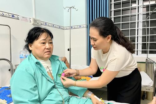 Ấm áp chương trình “Hoa hồng xuống phố” tại Bệnh viện Ung bướu Khánh Hòa