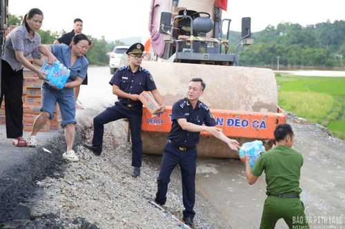 Hỗ trợ người dân xã Kháng Chiến bị ảnh hưởng của bão số 4