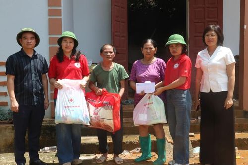 Thăm hỏi, động viên các gia đình bị sập nhà do sạt lở tại phường Kỳ Lừa và phường Đông Kinh