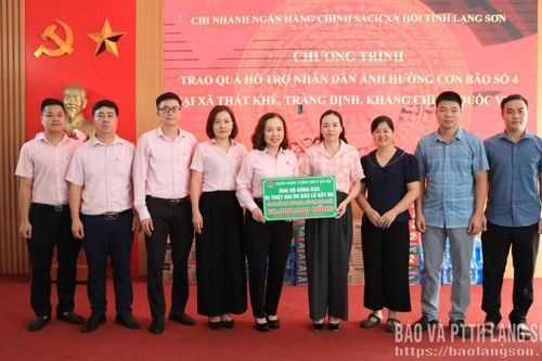 Chi nhánh Ngân hàng Chính sách xã hội tỉnh trao kinh phí hỗ trợ 350 triệu đồng cho các xã, phường bị thiệt hại bởi cơn bão số 4