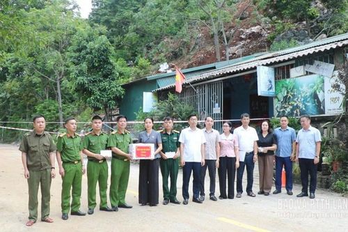 Trao hỗ trợ cho các gia đình bị ảnh hưởng do lở đá ở xã Chi Lăng