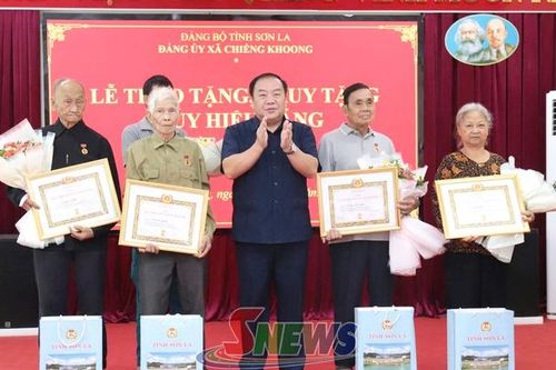 Lễ trao tặng, truy tặng Huy hiệu Đảng đợt 2/9 tại xã Chiềng Khoong