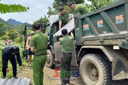 Công an xã Song Khủa hỗ trợ nhân dân khắc phục hậu quả mưa lốc