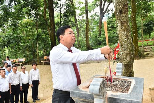 Đoàn công tác Bộ Nội vụ về nguồn tại Tuyên Quang