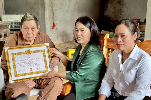 Các đồng chí lãnh đạo tỉnh trao Huy hiệu Đảng đợt 2-9