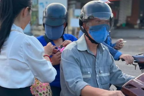 Những đóa hoa hồng hiếu hạnh chùa Phổ Thiện đến với công nhân