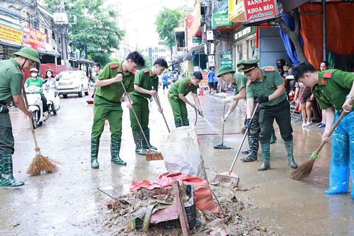Lạng Sơn huy động công an, quân đội hỗ trợ người dân dọn dẹp vệ sinh sau lũ