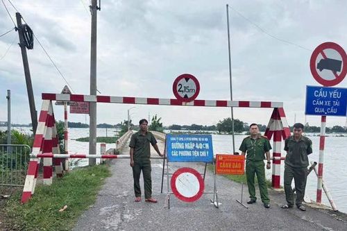 Hà Nội phân luồng giao thông tại loạt điểm ngập sâu sau bão số 4